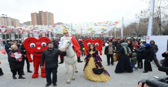 14 ŞUBAT’TA BEYLİKDÜZÜ’NDEN DÜNYAYA SEVGİ YAYILDI