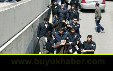 Adliyede rüşvet savcıya takıldı