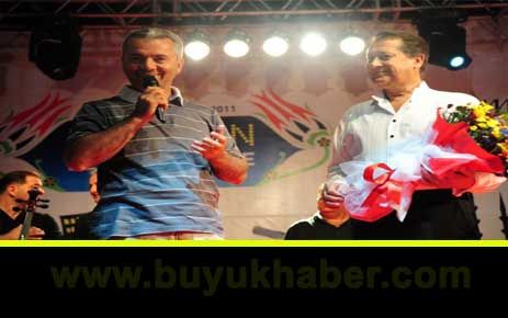 AHMET ÖZHAN TASAVVUF MUSIKİSİ ESERLERİYLE BÜYÜLEDİ