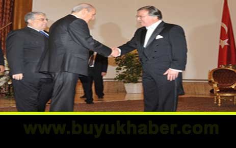 AK Parti ile MHP arasındaki Bozkurt krizi 23 Nisan törenlerinde de sürdü. Bahçeli Erdoğan'ın yüzüne bakmadı.