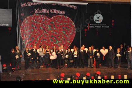 Akgün'den Eda Metin Özülkü çiftine nazar boncuğu…