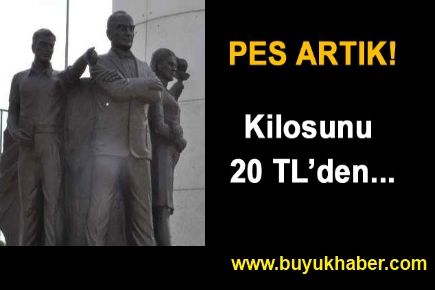 Atatürk heykelini çalmaya çalışırken...