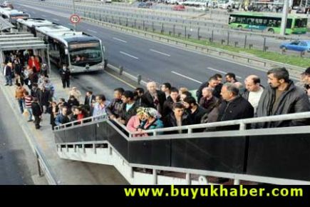 AVCILAR'DA YENİ ÜST GEÇİT ZOR ANLAR YAŞATTI