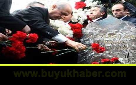 Bahçeli Türkeş'in anmasına 1 saat geç geldi