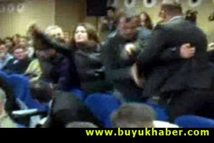 Bakan Bayraktar'a Ayakkabı Fırlattılar
