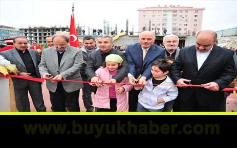 BAŞKAN UZUN, ARİS YAPI’NIN KURDELE KESİMİNİ ÇOCUKLARLA YAPTI