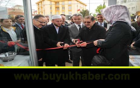 BAŞKAN UZUN ÖĞRENCİLER YARARINA DÜZENLENEN KERMESİN AÇILIŞINI YAPTI