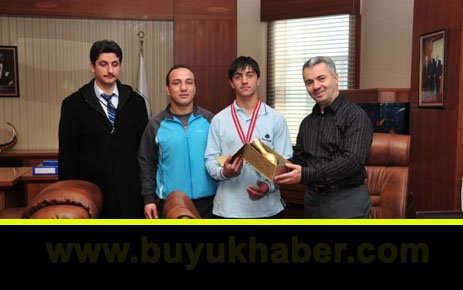 BAŞKAN UZUN, ŞAMPİYON ÖĞRENCİYİ TEBRİK ETTİ