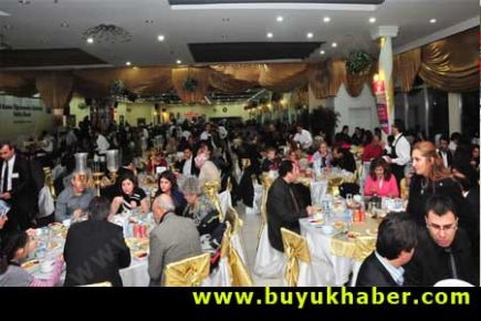 BAŞKAN UZUN'DAN LİSE ÖĞRETMENİNE PLAKET