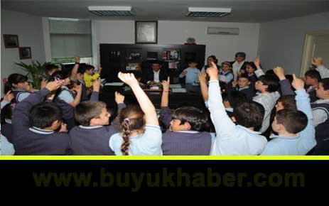 BAŞKAN YARDIMCISI YALÇIN ÖĞRENCİLERİN SORULARINI CEVAPLANDIRDI.