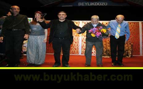BEYLİKDÜZÜ TİYATRO GÜNLERİNDE USTA OYUNCULAR SAHNE ALDI