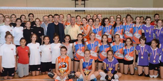 BEYLİKDÜZÜ ZAFER KUPASI VOLEYBOL TURNUVASI'NDA KAZANAN BELLİ OLDU