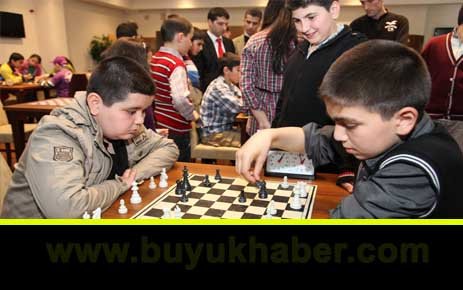 BİLGİ EVİ ÖĞRENCİLERİ SANTRANÇ TURNUVASINDA YARIŞTI.