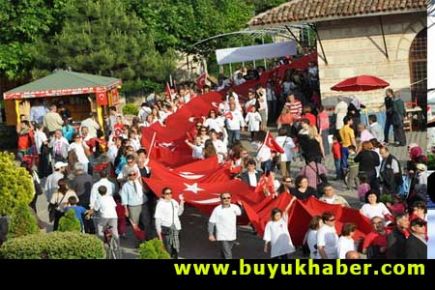 Büyükçekmece'de on binler Ata'ya yürüdü…