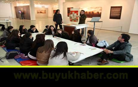 Çanakkale sergisi öğrencilere kılavuz oluyor.