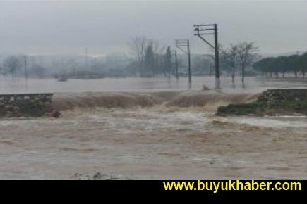 Çanakkale'de sel 2 kişi kayboldu