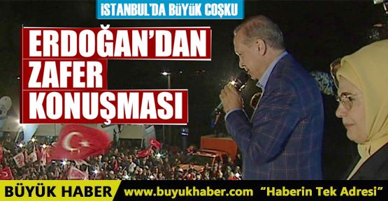 Cumhurbaşkanı Erdoğan balkonda halka hitap ediyor