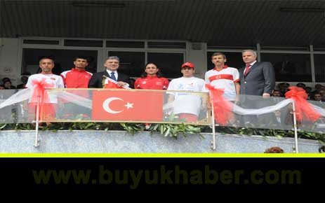 Cumhurbaşkanı Gül Türk Bayrağı'nı engellilerden aldı.