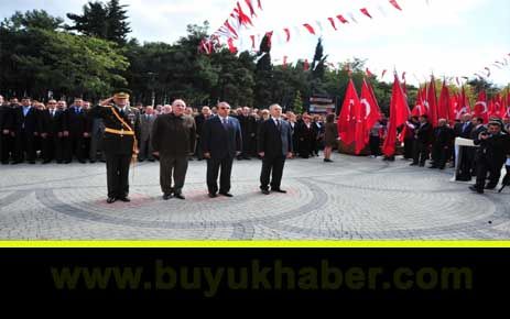 CUMHURİYET BAYRAMI İÇİN BELEDİYE ÖNÜNDE TÖREN DÜZENLENDİ