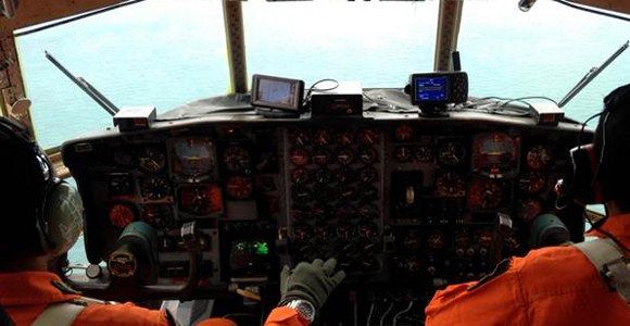Dünya kaybolan AirAsia uçağını arıyor