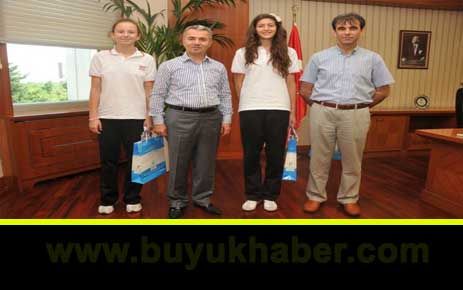 DÜNYA ŞAMPİYONU VOLEYBOLCULAR BAŞKAN UZUN'U ZİYARET ETTİ…
