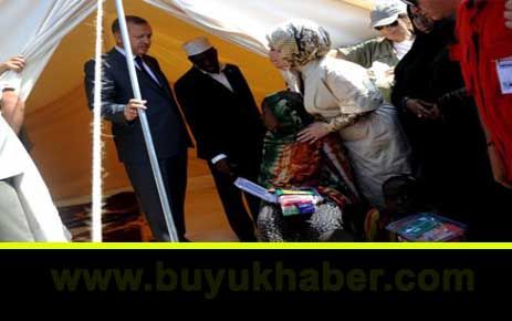 Erdoğan Somali'de gıda kolisi dağıttı