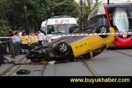 Fatih'te tramvay taksiye çarptı