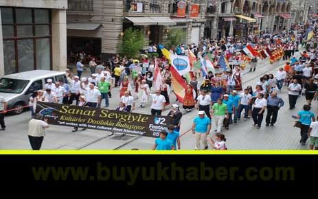 Festival renkli başladı…