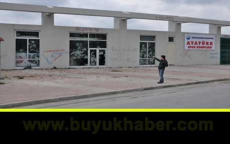 Futbol magandaları kırıp dağıttı…