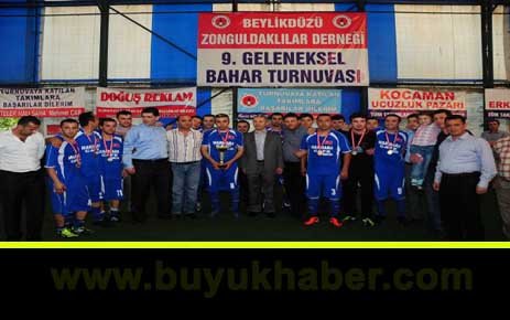 FUTBOL ŞÖLENİNDE KUPAYI BAŞKAN UZUN VERDİ