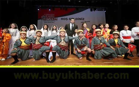 HAKAN ŞÜKÜR BİLGİ EVİ ÇOCUKLARIYLA.