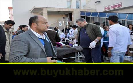 Hastanenin bahçesinde yaralılara müdahale ediliyor