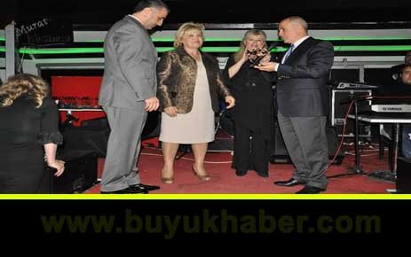 Hayvan severlerden Akgün'e plaket…