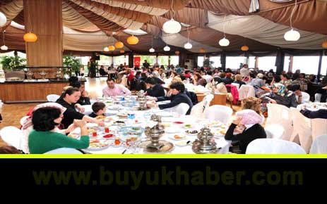 HEMŞİRELERE VE ECZACILARA KARANFİLLİ KUTLAMA.