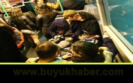 İETT otobüsünde öpüşme eylemi
