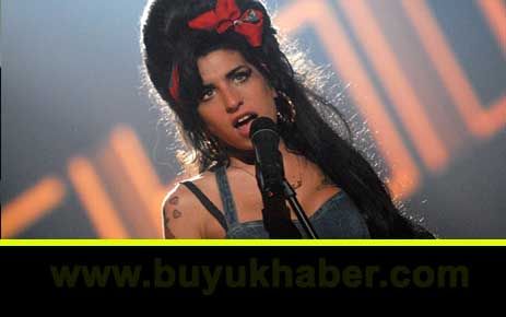 İngiliz şarkıcı Amy Winehouse Londra'daki evinde ölü bulundu.