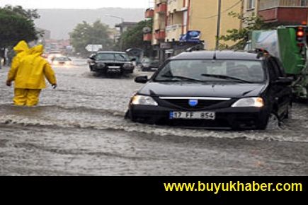 İstanbul'da ev ve işyerlerini su bastı