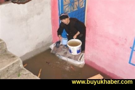 İstanbul'da Sağanak Yağışla Birlikte Su Baskınları Yaşandı
