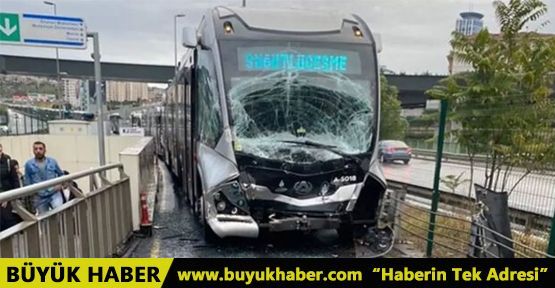 Kadıköy Uzunçayır durağında metrobüs kazası yaşandı