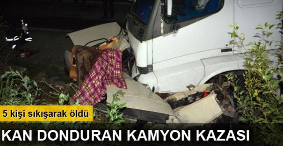 Kamyon otomobili altına alıp sürükledi: 5 ölü