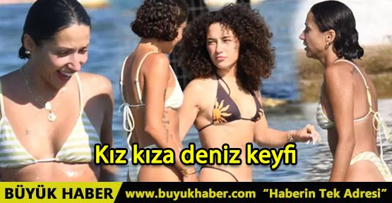 Kız kıza deniz keyfi