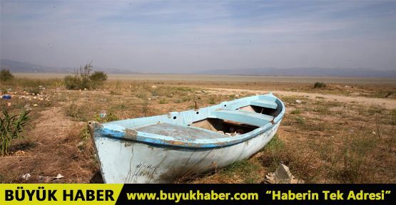 Marmara Gölü'nden geriye tabelalar ve hurdaya dönmüş tekneler kaldı