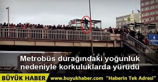 Metrobüs durağındaki yoğunluk nedeniyle korkuluklarda yürüdü