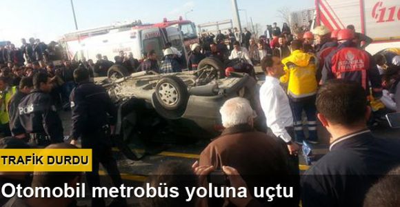 Otomobil metrobüs yoluna uçtu, trafik durdu