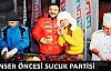 Konser öncesi sucuk partisi