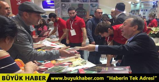 TÜYAP Kitap Fuarı'nda Sabahattin Önkibar'a yumruklu saldırı